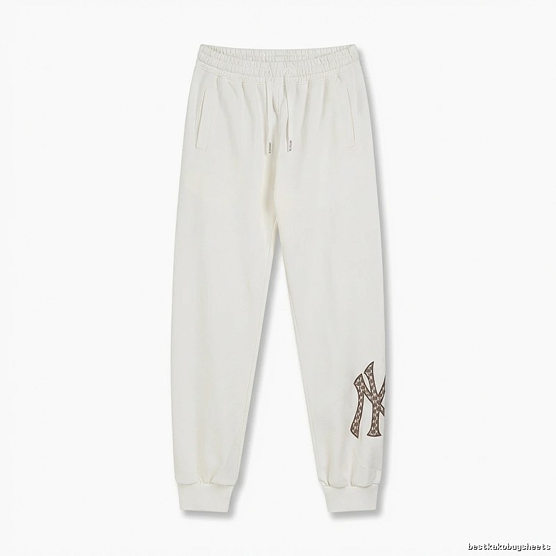 Fashionable white sweatpants of the MLB New York Yankees