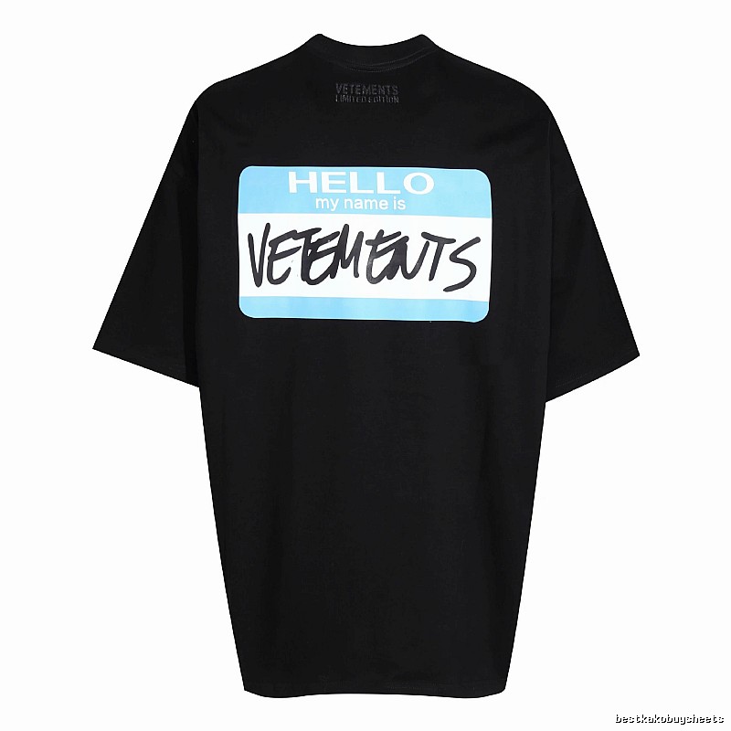 Logo Detail Statement graphic T-shirt Black Colorful Lucky with Functional Detail