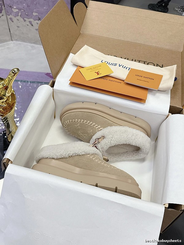 Louis Vuitton Shearling Slippers with Beige Shearling Lined Slip-on Pair for Casual Outfits