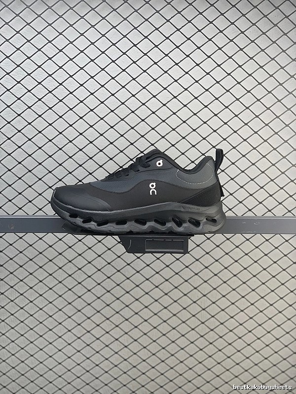 On Cloud Runners, Black and Technical Side Panels