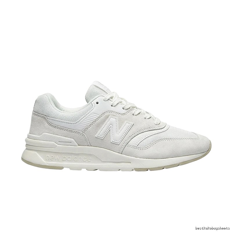 Retro-style white shoes of New Balance