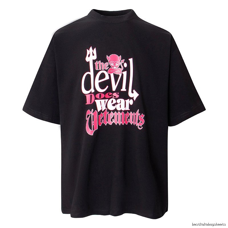 Travel Statement graphic T-shirt Black Colorful Lucky with Modern Look